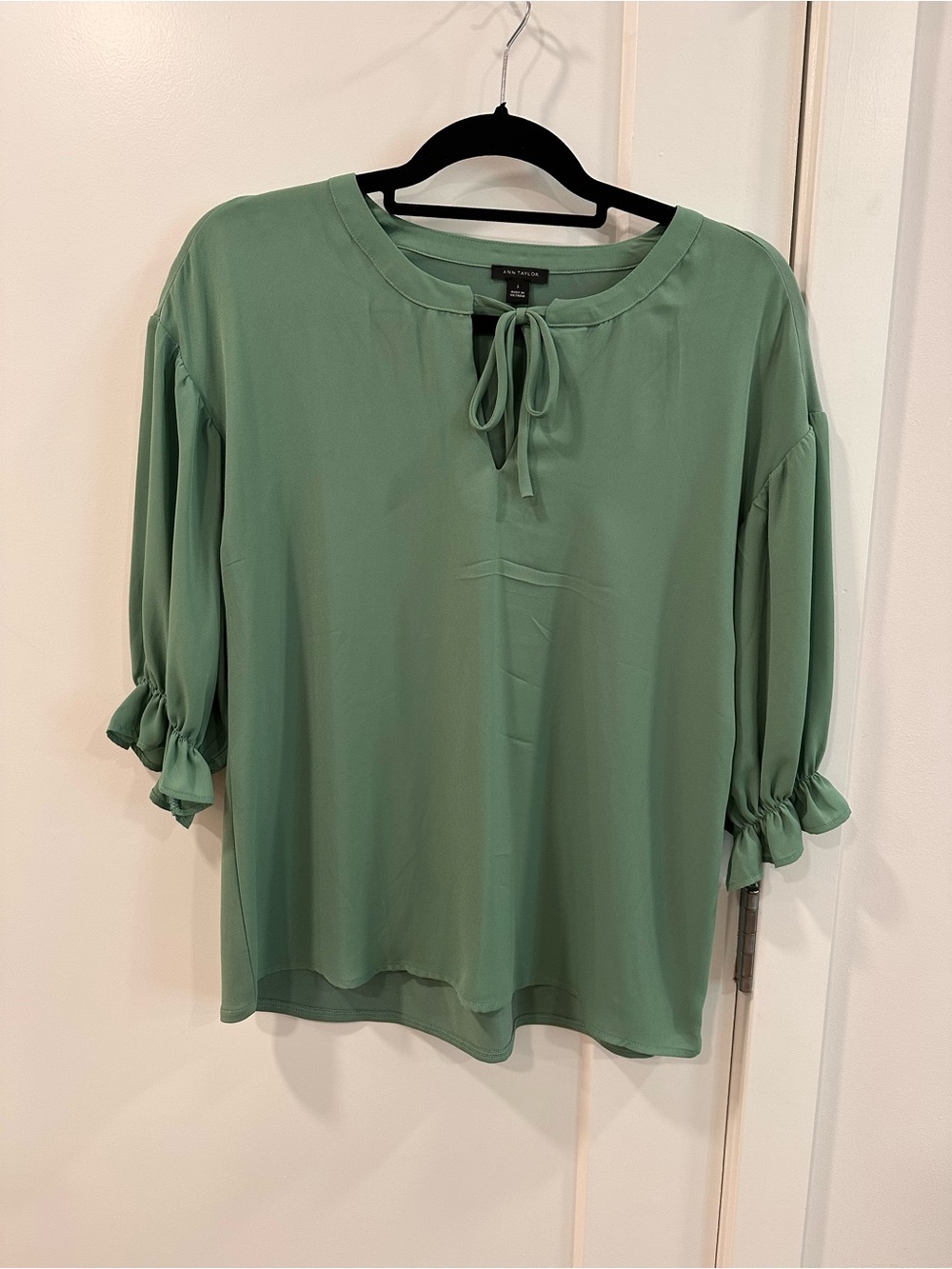 Ann Taylor Green Tie Neck Ruffle Sleeve Blouse Size S